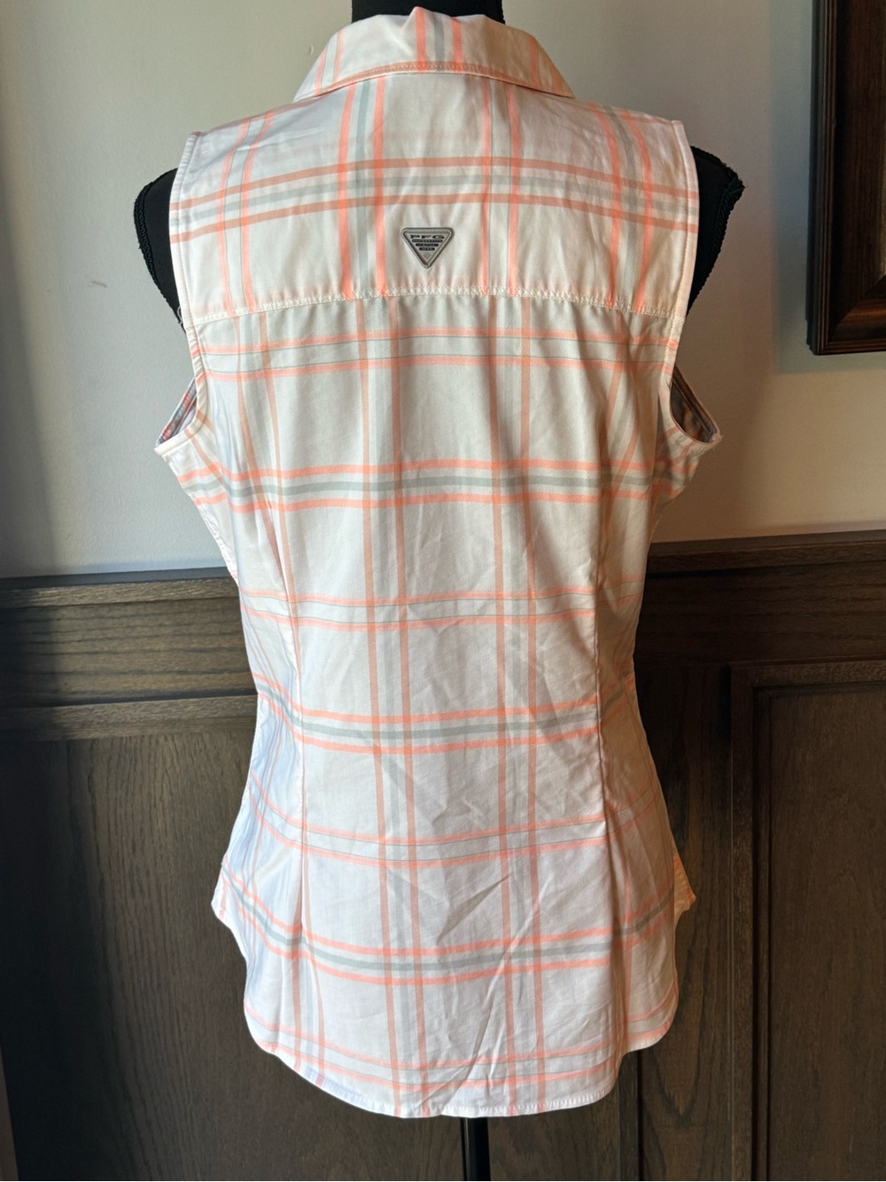 Columbia PFG White and Peach Plaid Sleeveless Button-Down Shirt medium - Picture 4 of 8